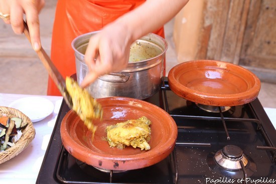 Mezclar, cocinar de 2 a 3 minutos más y listo. Disponer en un plato de tagine o en la fuente de servir.